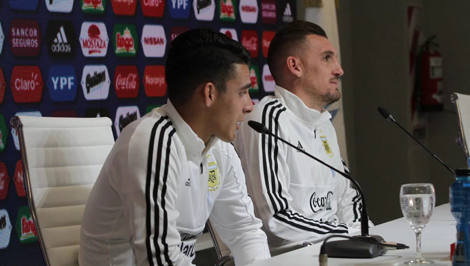 Cristian Pavón, en una conferencia de prensa del seleccionado nacional, junto a Franco Armani.
FOTO TOMADA DE PRENSA AFA