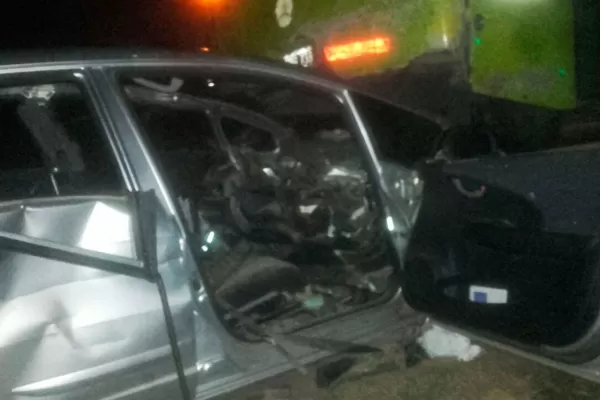 Dos personas resultaron heridas luego de impactar su auto contra un colectivo en la ruta 9