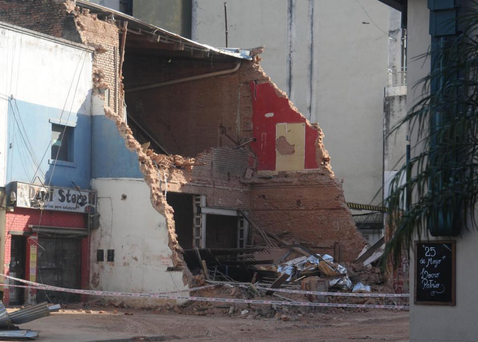 PASO CERRADO. Operarios voltearon parte de la estructura dañada y todavía hay escombros sin remover. la gaceta / foto de Antonio Ferroni