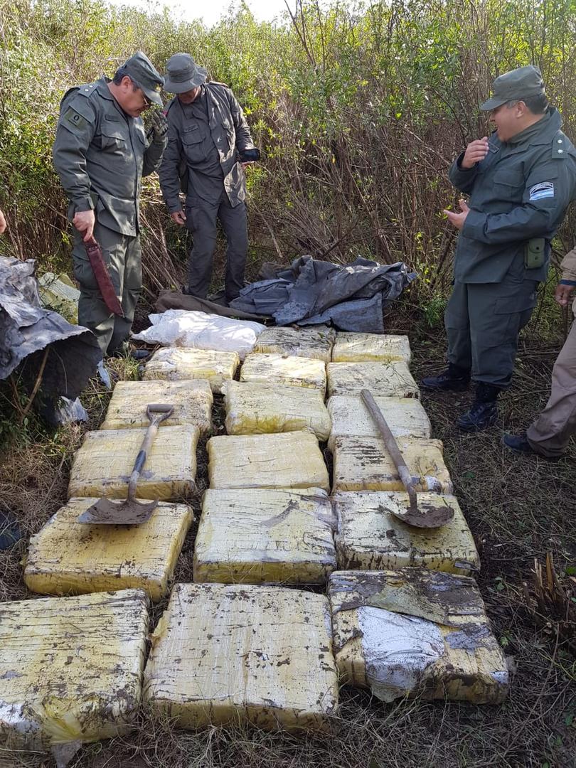 ENTERRADA. Gendarmes y policías de Catamarca encontraron la marihuana en un campo de Monteagudo.  