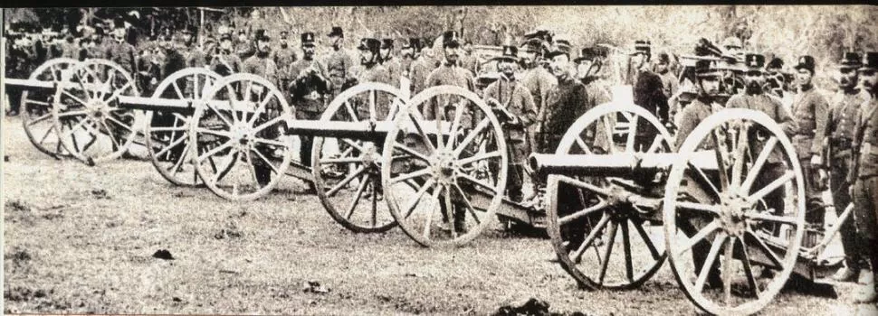 CAÑONES EN LA CIUDAD. Batería que trajo el general Bosch, para sofocar el alzamiento radical tucumano de 1893 