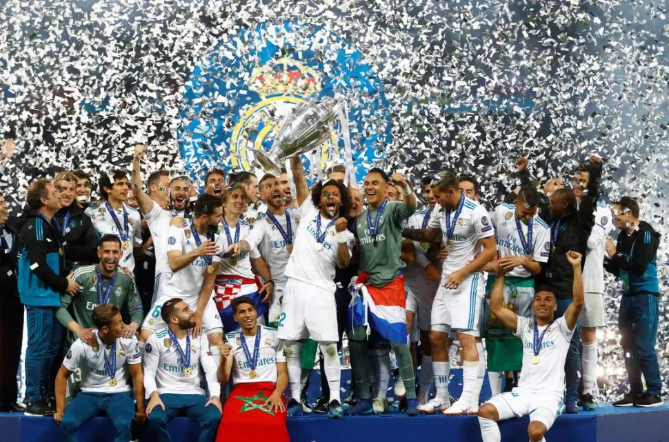 TRES POSTALES. Arriba, el plantel completo levanta la Copa y abajo, el héroe ensaya la chilena y Zidane mira el trofeo. fotos reuters
