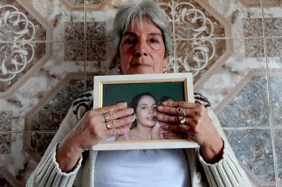 FORTALEZA. Rosa, la mamá de Alejandra Acosta, cría a sus nietos tras el femicidio y pidió que se apruebe la ley Brisa. la gaceta / foto de franco vera