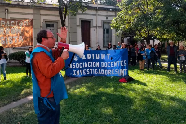 Docentes universitarios anuncian un paro de 24 horas y una protesta frente al Rectorado