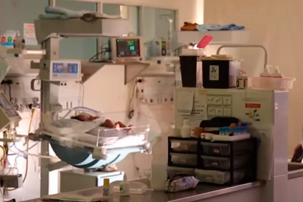 Ema Milagros, la bebé abandonada en la ruta, recibió el cariño de todos en el hospital