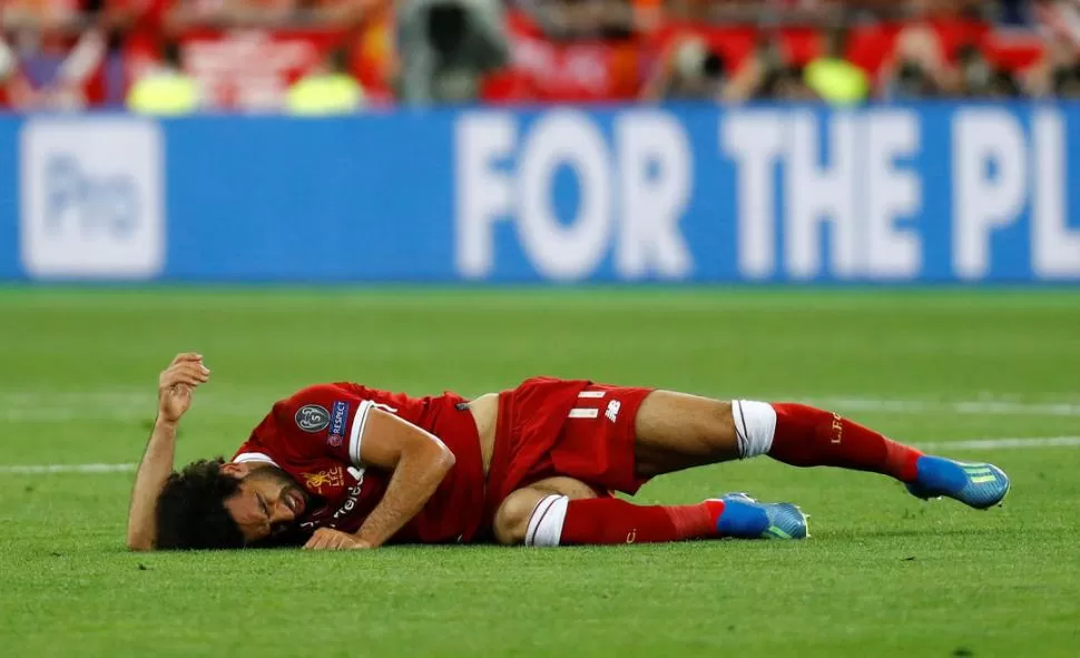 UNA LESIÓN QUE LE DOLIÓ A TODO UN PAÍS. Luego de sufrir la falta de Sergio Ramos en la final de la Liga de Campeones, Mohamed Salah queda tendido en el campo de juego con signos de mucho dolor. reuters