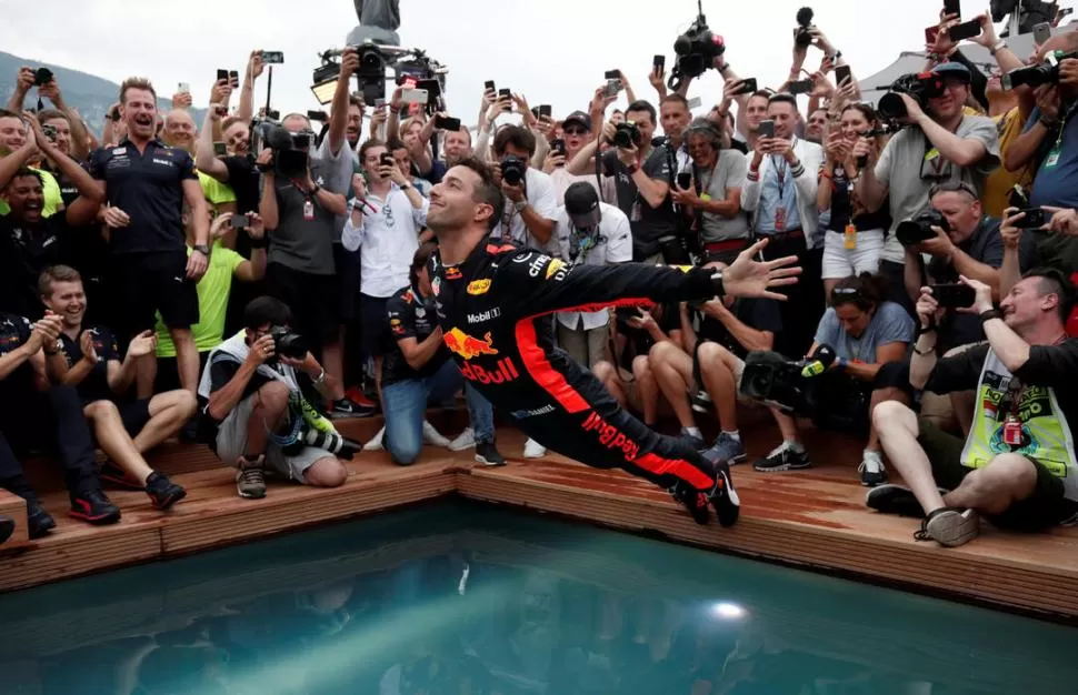 DISTINTO. Además del tradicional festejo y coronación en el podio, Ricciardo celebró su triunfo con un refrescante chapuzón. reuters
