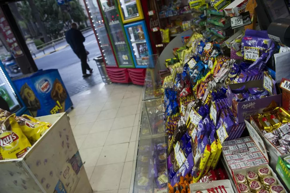 DE TODO UN POCO. En los kioscos tucumanos las golosinas ya no acaparan las ventas; las estrellas de los locales ahora son las bebidas y los cigarrillos. la gaceta / foto de jorge olmos sgrosso 