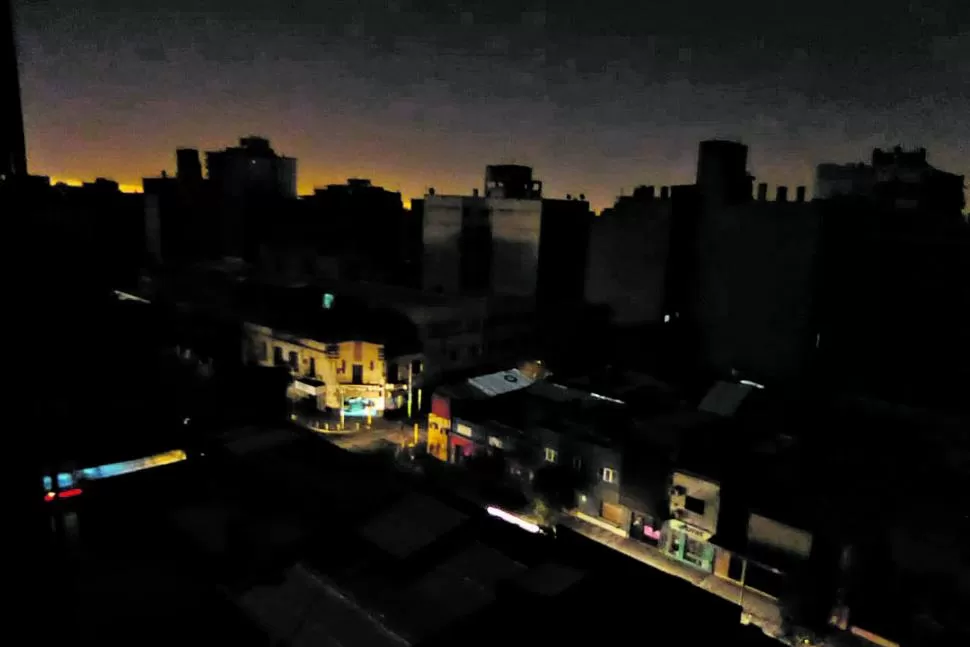 A OSCURAS. La zona céntrica y varios barrios de la capital quedaron sin energía durante la noche de ayer. la gaceta / foto de juan pablo sanchez noli