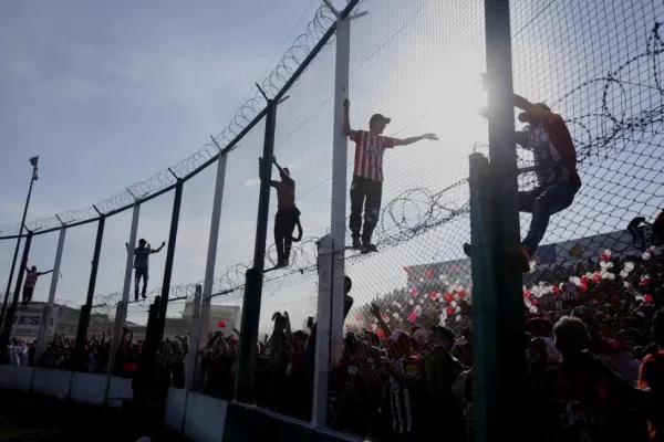 Los hinchas del Santo la pasaron mal en la cancha, pero destacaron la hospitalidad de los juninenses
