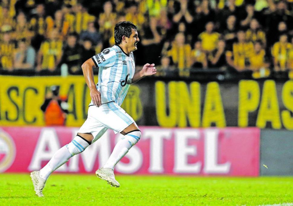 EN URUGUAY. El “Pulguita” festeja el descuento que consiguió durante el partido ante Peñarol, en abril pasado.  REUTERS