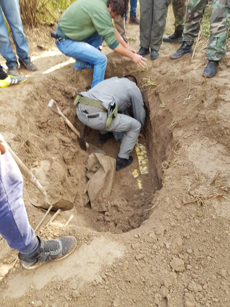 EL HALLAZGO. Los gendarmes en el momento que encuentran los 275 kilos de marihuana enterrados en una finca. 