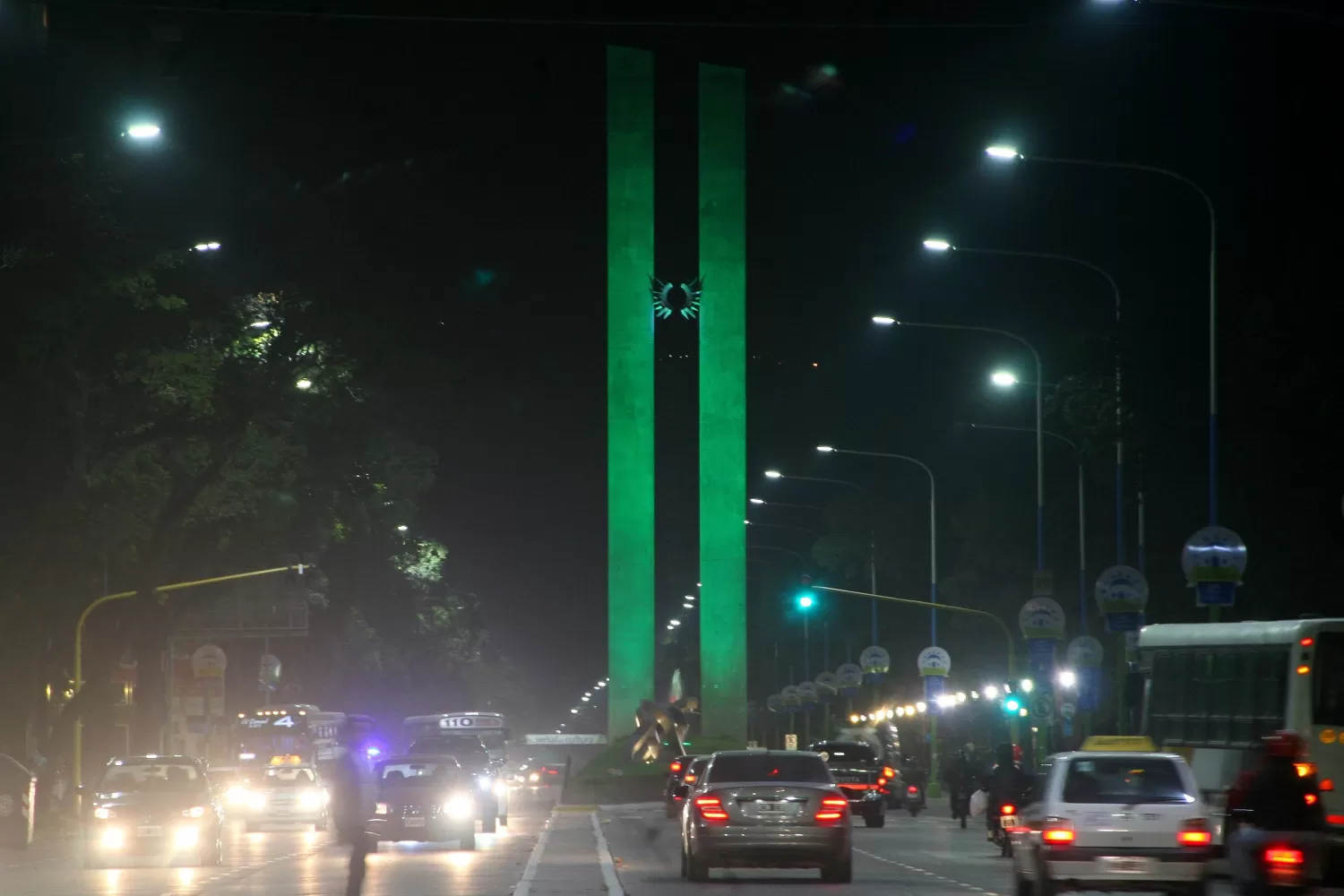 CONCIENTIACIÓN. Monumento al Bicentenario iluminado de verde. FOTO PRENSA DE LA MUNICIPALIDAD DE SAN MIGUEL DE TUCUMÁN. 
