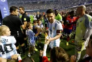 El hincha le regaló un baño de cariño a la Selección, motivada por un ídolo que todo lo puede