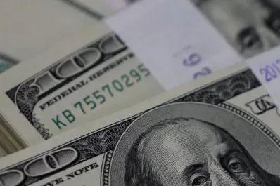 El dólar cerró en alza por las tensiones internacionales