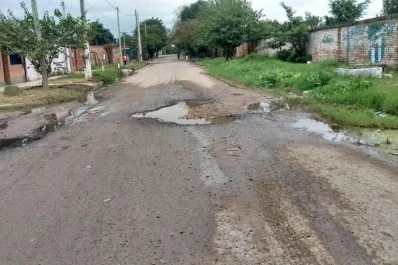 En calle Luis F. Nougués padecen con el pavimento roto desde hace dos años