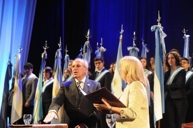 García llama a docentes a cuidar lo público y propio