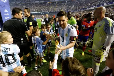 El hincha le regaló un baño de cariño a la Selección, motivada por un ídolo que todo lo puede