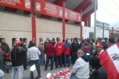 Video: furor por San Martín, con largas colas para comprar las entradas para la final