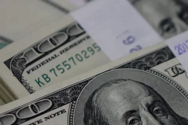 El dólar cerró en alza por las tensiones internacionales