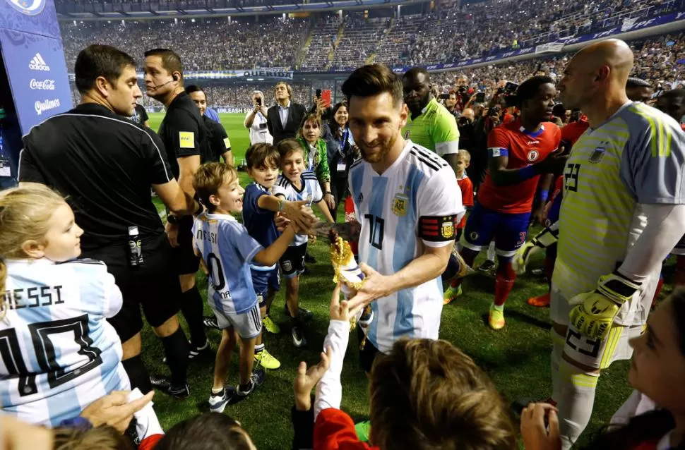 LA SONRISA DE UN CHICO. Messi disfrutó la despedida y lo agradeció.  
