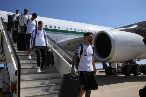 Estamos en casa, dijo Lionel Messi tras arribar a Barcelona con la Selección