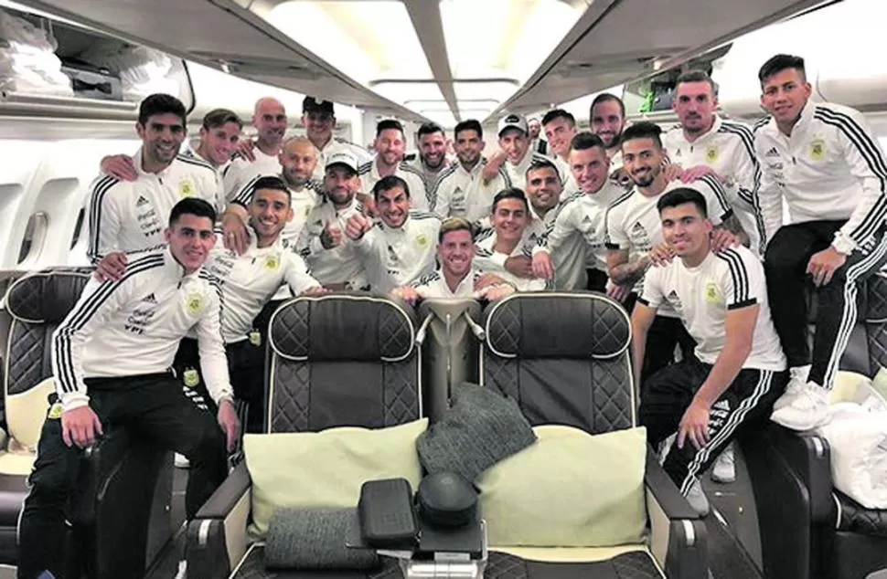 RUMBO A BARCELONA. El plantel completo se sacó una foto al subir al avión. instagram leo messi