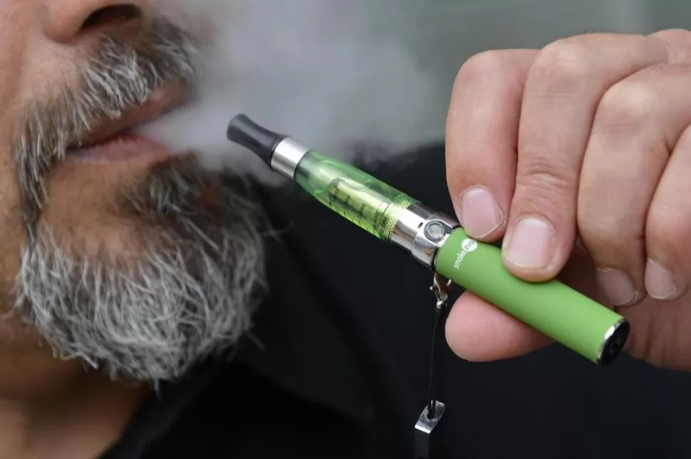 EN LA MIRA. Un hombre fuma el cuestionado cigarrillo electrónico. Reuters