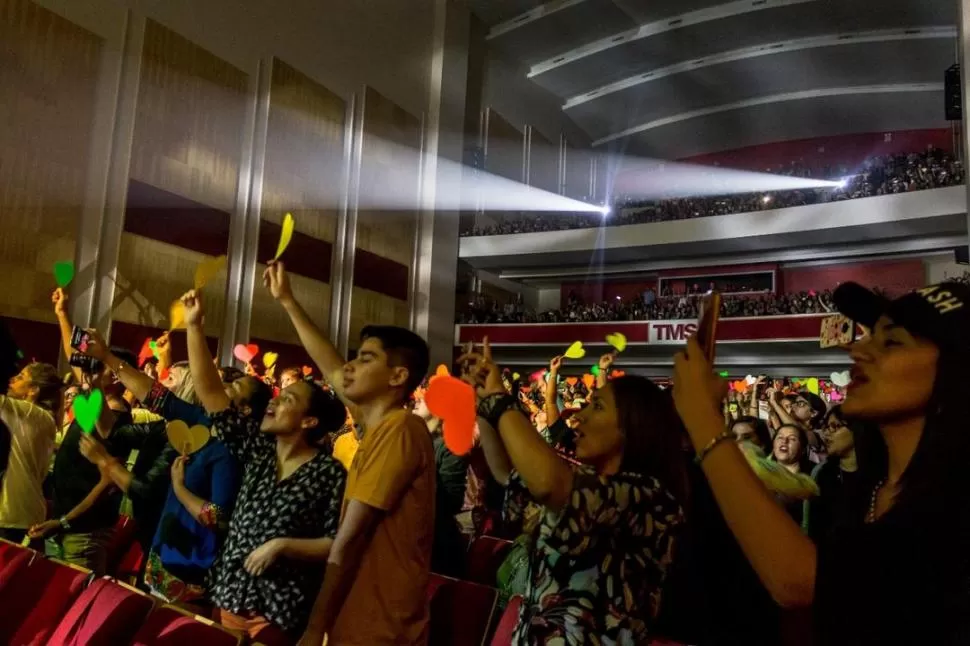 EN EL SHOW. Los fanáticos, durante una parte de la “Fan Action”. Prensa Teatro Mercedes Sosa. 