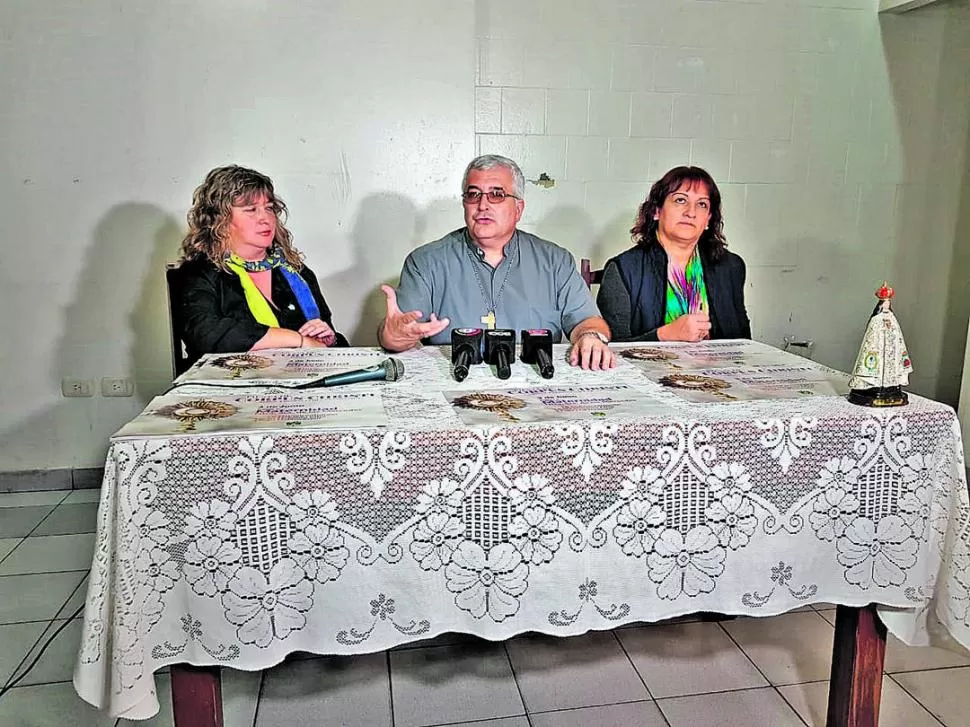 CONVOCATORIA. El arzobispo monseñor Carlos Sánchez junto a las laicas Mónica Benzi y Gabriela González.  