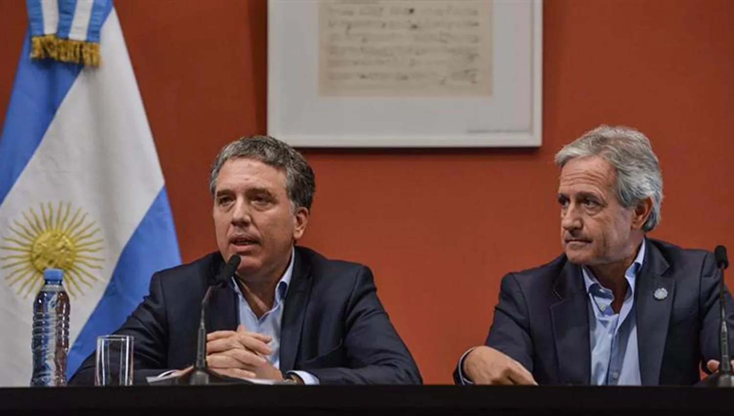 MINISTROS. Nicolás Dujovne y Andrés Ibarra. FOTO TOMADA DE AMBITO.COM