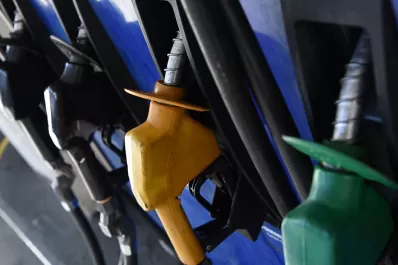 Desde la medianoche aumentan hasta un 5% los precios de las naftas