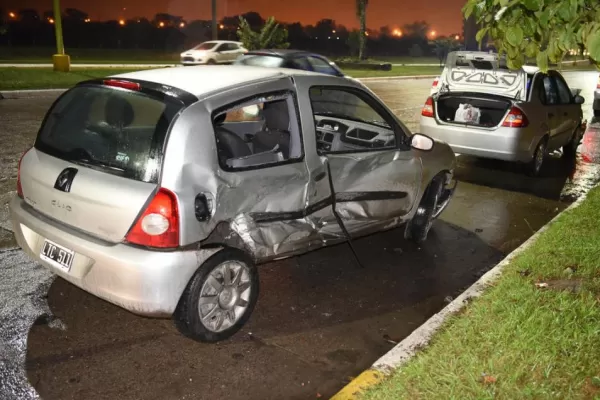 Chocaron dos autos en la avenida Perón: cuatro heridos