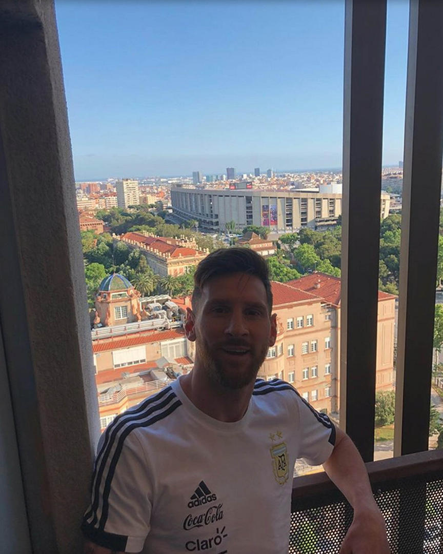 HOGAR, DULCE HOGAR. Messi y el Camp Nou de fondo. El 10 está en su salsa. instagram leo messi