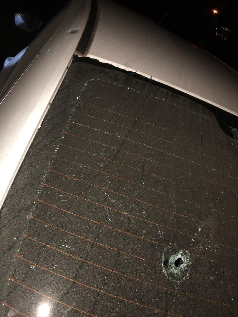 CON DAÑOS. El vehículo del policía que estaba de custodia recibió varios impactos de bala. la gaceta / fotos de Antonio Ferroni