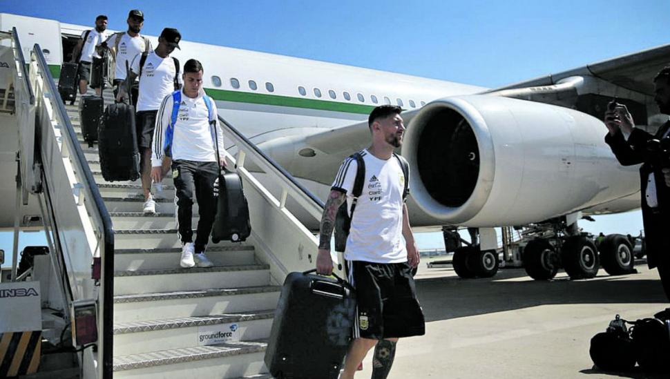 “Estamos en casa”, celebró Messi al arribar a Barcelona
