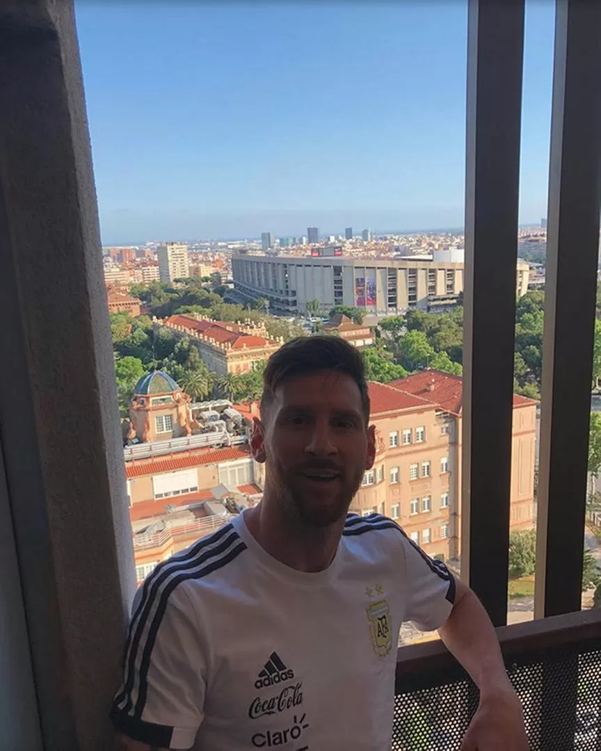 HOGAR, DULCE HOGAR. Messi y el Camp Nou de fondo. El 10 está en su salsa. instagram leo messi