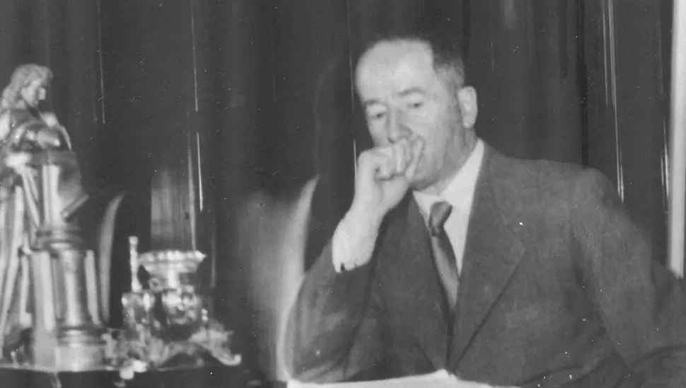DOCTOR JUAN HELLER. Fotografía que lo muestra en su sitial de presidente de la Corte de Justicia de Tucumán, en los años 1940. 