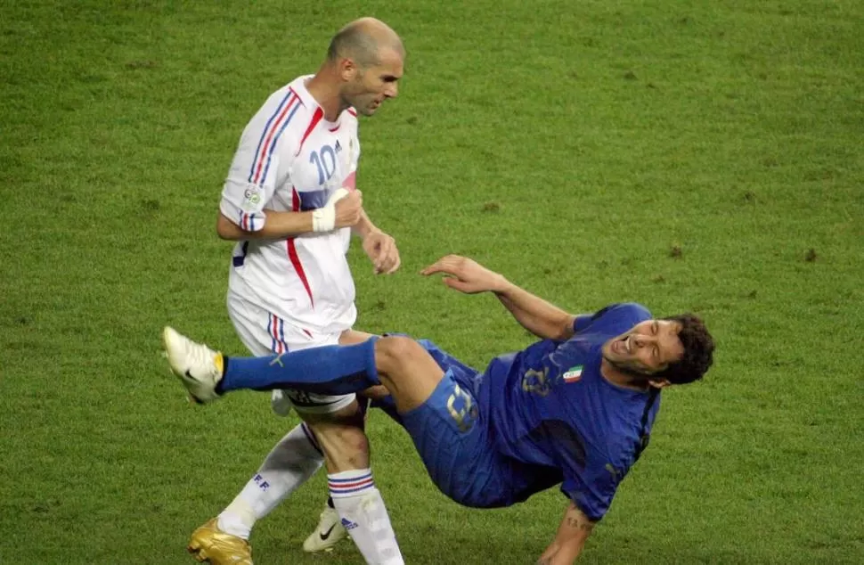 HISTÓRICO. Aquel cabezazo a Materazzi le costó la tarjeta roja a Zidane. 