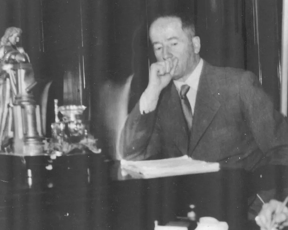 DOCTOR JUAN HELLER. Fotografía que lo muestra en su sitial de presidente de la Corte de Justicia de Tucumán, en los años 1940. 