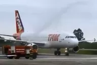 Mirá el bautismo del primer avión que llegó desde San Pablo a Tucumán
