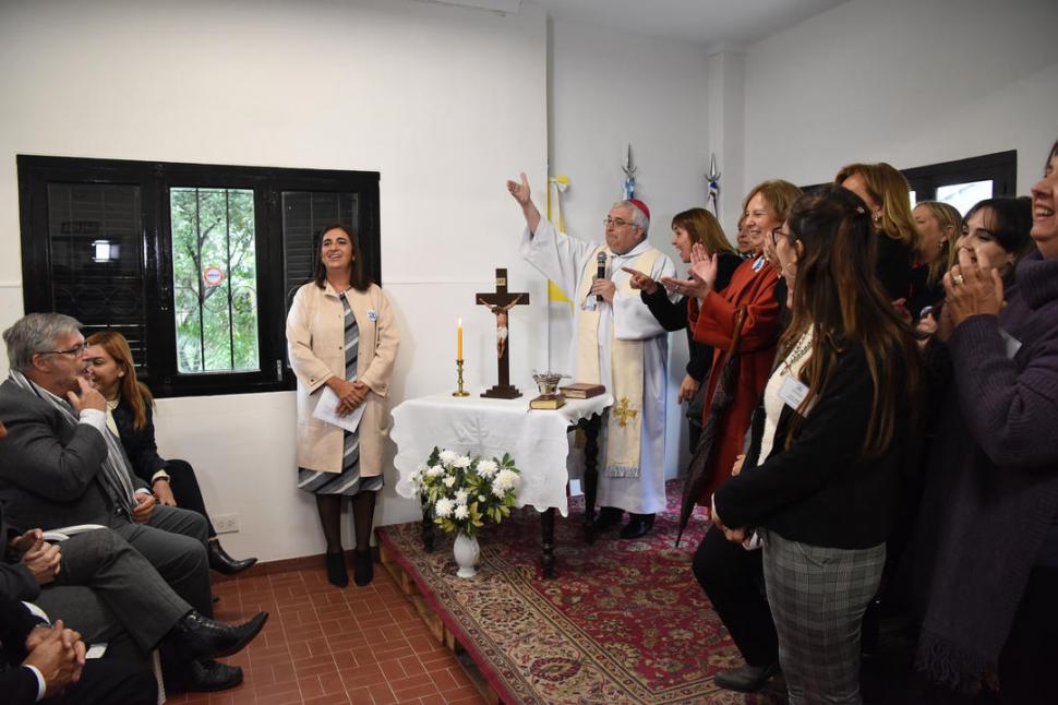 BENDICIÓN. El arzobispo Carlos Sánchez bendice las instalaciones. 