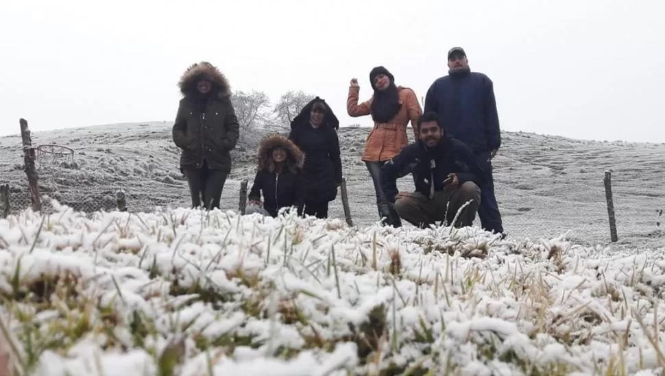 TODO BLANCO. Un grupo de docentes de la escuela multinivel de San José de Chasquivil posa en la nieve. IMAGEN ENVIADA A LA GACETA POR WHAT SAPP.