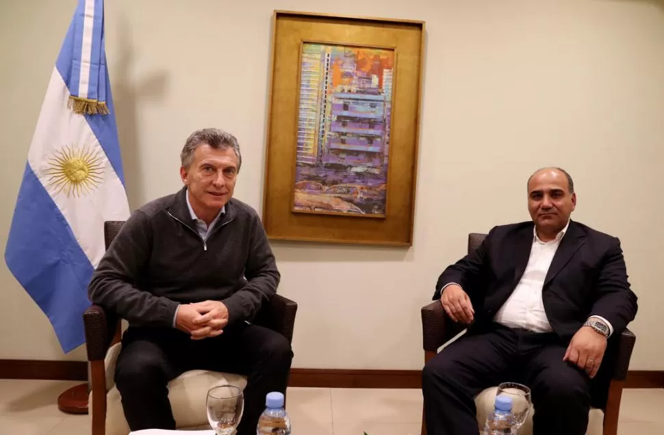 EN LAS TERMAS DE RÍO HONDO. Macri y Manzur conversaron durante más de 40 minutos; el gobernador planteó sus críticas a la política económica. télam