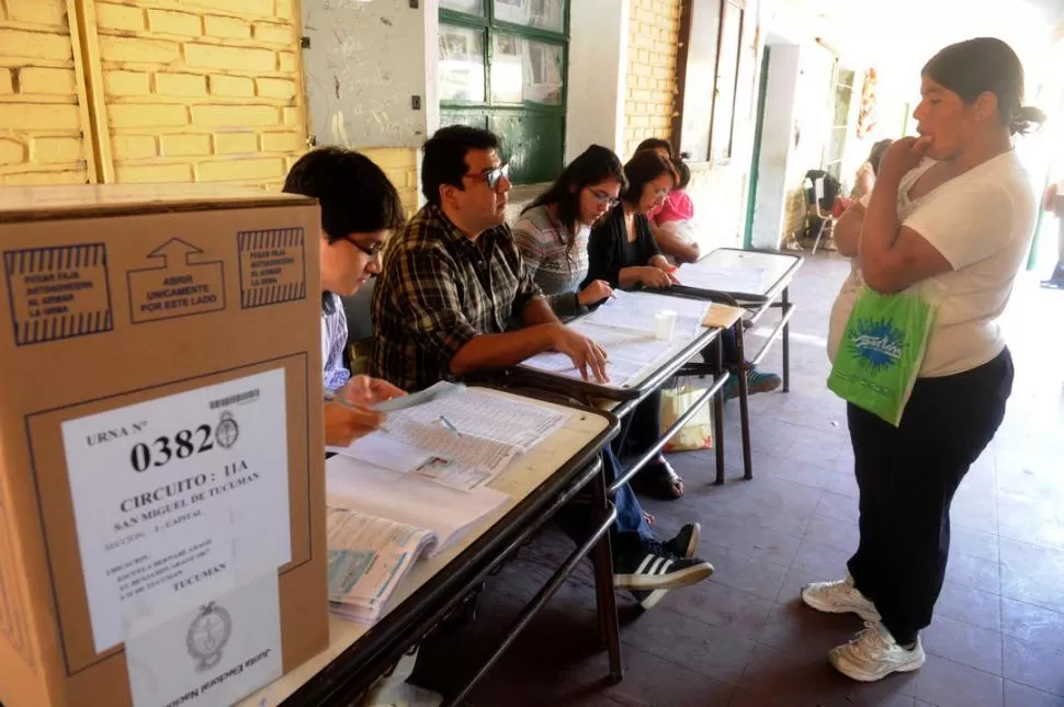 ELECCIONES PRESIDENCIALES DE OCTUBRE DE 2015. Autoridades y fiscales de mesa supervisan la votación en una escuela de la provincia. la gaceta / foto de Antonio Ferroni (archivo)