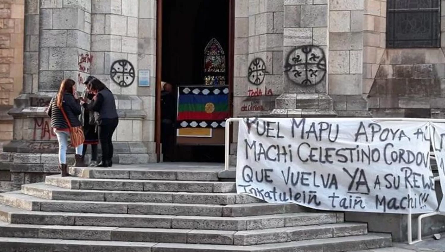 Protesta mapuche en la catedral de Bariloche. FOTO TOMADA DE PERFIL
