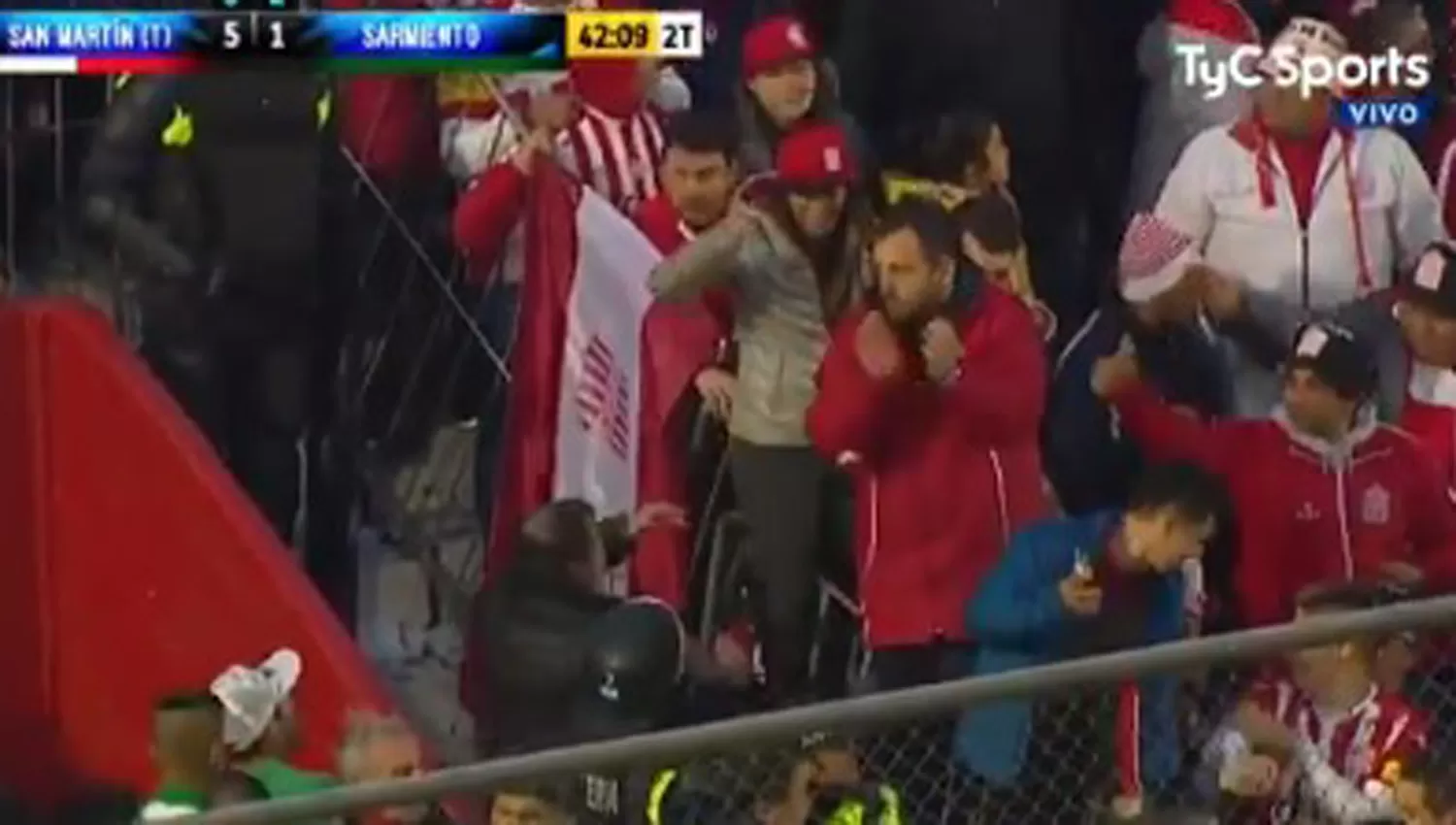 GRAN GESTO. Los hinchas de Sarmiento se retiraron saludando a los Santos. (CAPTURA DE VIDEO)