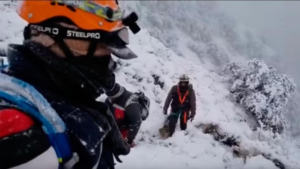 EL INICIO. Los rescatistas subieron a los 3.700 metros en medio de la nevada. CAPTURA DE VIDEO