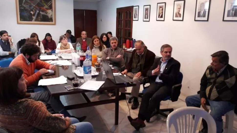 BAJO ANÁLISIS. Los miembros de Feput analizaron la resolución con el vicerrector de la UNT, Sergio Pagani. prensa feput
