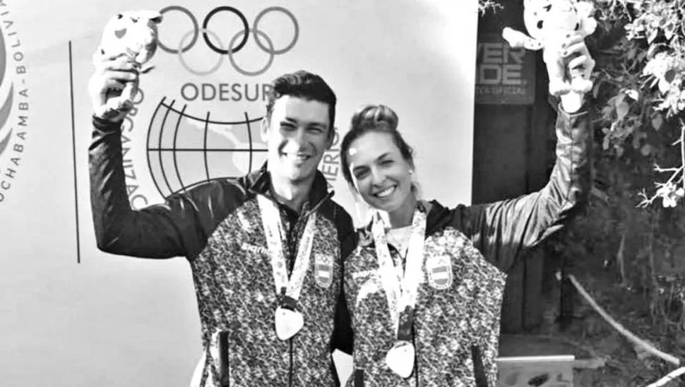 SONRISAS. Martín Contini y Manuela Carbajo Re lucen las medallas ganadas.  